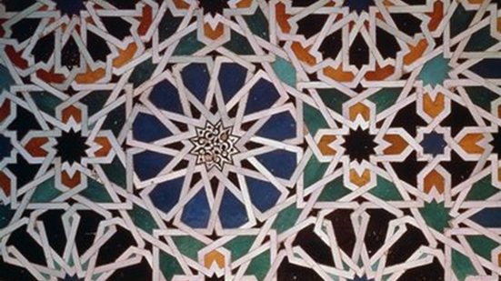Painel geométrico islâmico - Alhambra, Granada - Foto: Reprodução