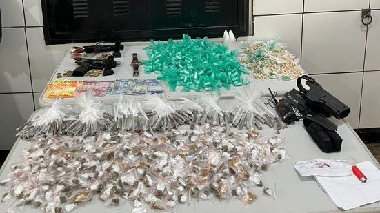 Durante operação contra o tráfico, dois homens foram mortos em troca de tiros com a Polícia Militar no Morro da Vila Júlia, em Guarujá - Foto: Divulgação/ Polícia Militar