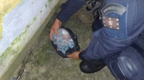 Durante ronda, Guarda Civil Municipal encontrou drogas escondidas em trailer abandonado no bairro Quarentenário - Foto: Divulgação/ Prefeitura de São Vicente