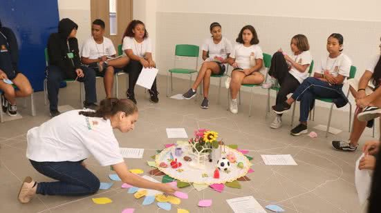 Estudantes da escola Edson Arantes do Nascimento celebram o Dia Nacional de Combate ao Bullying com atividades de diálogo e empatia - Foto: Divulgação/ Prefeitura de Santos