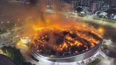 Um incêndio de grandes proporções atinge o Velódromo, destruindo metade da lona do teto - Foto: Divulgação / CBMERJ