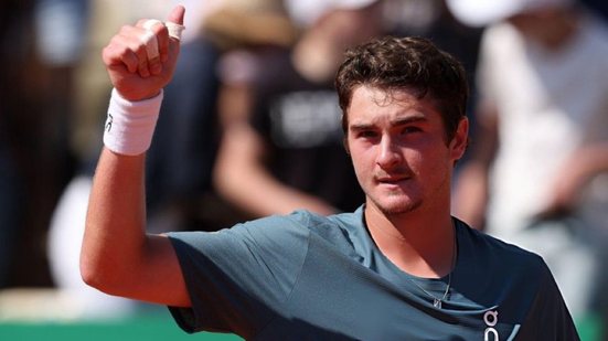 Jovem carioca de 19 anos supera francês em três sets e quebra tabu histórico - Imagem: Reprodução