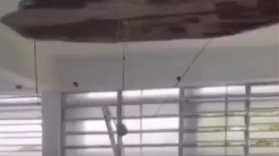 Forro desabou em sala vazia, evitando tragédia maior; aulas continuam normalmente - Imagem: Reprodução