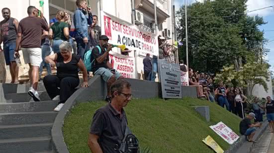 Servidores expressam indignação com a gestão do prefeito Samuel Moreira e denunciam tentativas de substituição durante a greve - Foto: Arquivo Pessoal