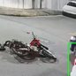 Um motociclista causou um acidente em Santos e fugiu, deixando vítimas em estado de choque e sem assistência - Foto: Reprodução/ Redes Sociais