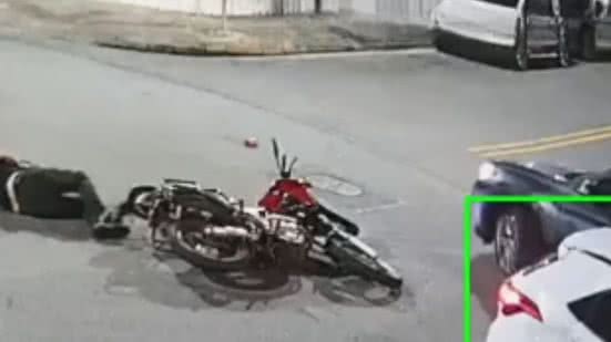 Um motociclista causou um acidente em Santos e fugiu, deixando vítimas em estado de choque e sem assistência - Foto: Reprodução/ Redes Sociais
