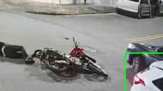Um motociclista causou um acidente em Santos e fugiu, deixando vítimas em estado de choque e sem assistência - Foto: Reprodução/ Redes Sociais