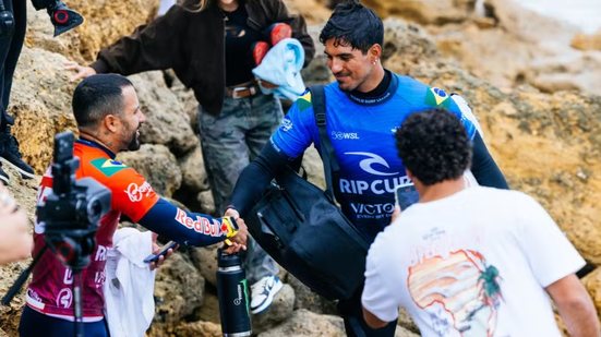 Medina supera Italo Ferreira e garante vaga nas quartas de final - Foto: Cait Miers / WSL