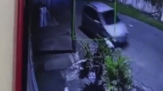 Imagens de monitoramento devem ajudar a polícia a identificar o condutor que deixou o local sem prestar assistência - Imagem: Reprodução