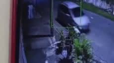 Imagens de monitoramento devem ajudar a polícia a identificar o condutor que deixou o local sem prestar assistência - Imagem: Reprodução