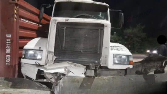 Uma carreta com 25 toneladas de painéis solares tombou na rodovia, causando o fechamento total da pista e sem feridos - Foto: Reprodução