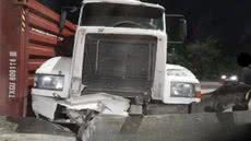 Uma carreta com 25 toneladas de painéis solares tombou na rodovia, causando o fechamento total da pista e sem feridos - Foto: Reprodução