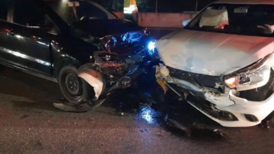 Um engavetamento envolvendo três veículos deixou duas pessoas feridas na Rodovia Padre Manoel da Nóbrega, em São Vicente, na madrugada deste domingo - Foto: Reprodução