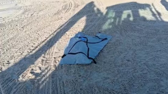Um corpo não identificado foi encontrado boiando nas águas da Praia da Biquinha - Imagem: Reprodução
