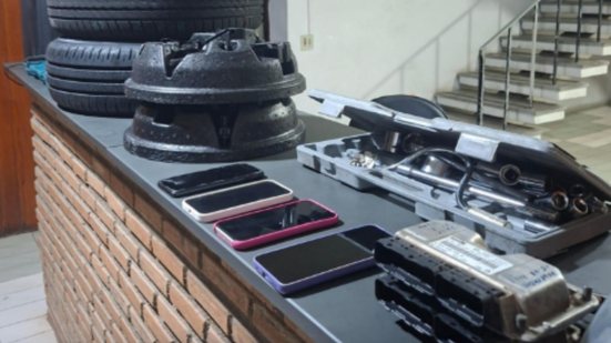 A ação da Polícia Militar resultou na apreensão de ferramentas e peças automotivas suspeitas de furto na região de Itanhaém - Foto: Divulgação/ 29° BPMI