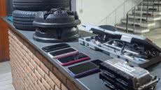 A ação da Polícia Militar resultou na apreensão de ferramentas e peças automotivas suspeitas de furto na região de Itanhaém - Foto: Divulgação/ 29° BPMI