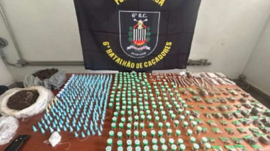 Durante patrulhamento, PM apreende mais de 3 quilos de drogas em Santos, apesar de suspeitos terem conseguido fugir - Foto: Divulgação/ 6° BPMI