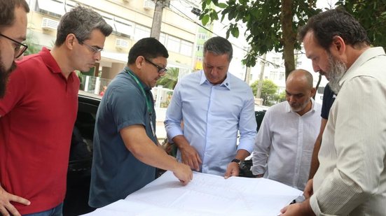 Prefeito Rogério Santos destaca a importância de tratar os canais como patrimônio histórico, utilizando tecnologia avançada - Foto: Divulgação/ Prefeitura de Santos