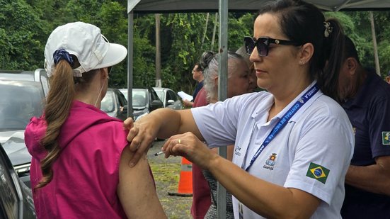 Modelo de vacinação Drive-Thru se destaca pela adesão surpreendente em dia de semana, mostrando confiança da população - Foto: Divulgação/ Prefeitura de Guarujá