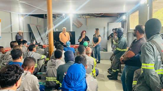 Iniciativa da prefeitura de Praia Grande leva palestra sobre TEA a mais de 100 operários da construção civil, promovendo inclusão - Foto: Divulgação/ Prefeitura de Pria Grande