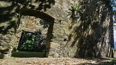 Visita técnica avalia conservação da Ermida e do Forte em Guarujá, visando restauração segura e sustentável para visitantes - Foto: Divulgação/ Prefeitura de Guarujá