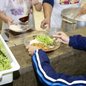 Rede municipal de ensino de Guarujá oferece 52.900 refeições diárias para 35 mil alunos, garantindo nutrição e suporte ao aprendizado - Foto: Divulgação/ Prefeitura de Guarujá