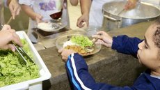 Rede municipal de ensino de Guarujá oferece 52.900 refeições diárias para 35 mil alunos, garantindo nutrição e suporte ao aprendizado - Foto: Divulgação/ Prefeitura de Guarujá