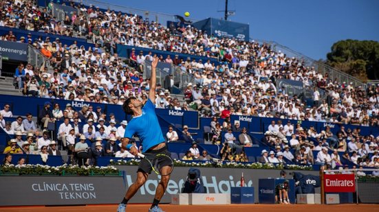 Após exames, Alcaraz confirmou que sua lesão no punho é mais séria do que imaginava - Foto: Judit Cartiel/Barcelona Open Banc Sabadell