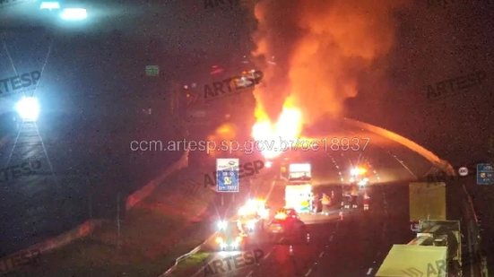 Um acidente na madrugada de quinta-feira causou interdições na Rodovia dos Imigrantes, afetando o tráfego em direção à Baixada Santista - Imagem: Divulgação/ Portal CCM/ ARTESP