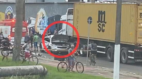 Um acidente entre um carro de passeio e um caminhão em Praia Grande - Imagem: Reprodução