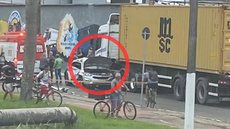 Um acidente entre um carro de passeio e um caminhão em Praia Grande - Imagem: Reprodução