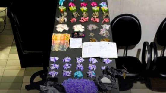 Durante patrulhamento, a polícia recebeu denúncia e encontrou drogas e munições, levando a novas investigações na região de Itanhaém - Foto: Divulgação/ 29° BPMI