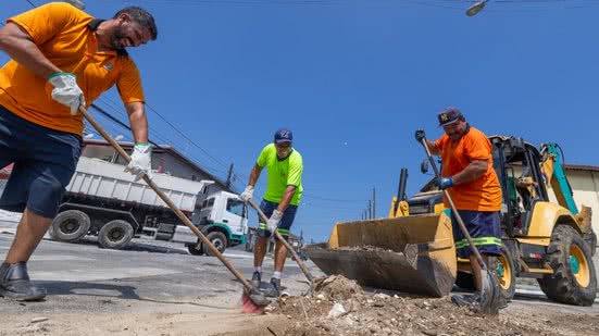 Equipes de limpeza retiram mais de 188 toneladas de lixo em 17 dias de trabalho intenso no bairro Real - Foto: Divulgação/ Prefeitura de Praia Grande