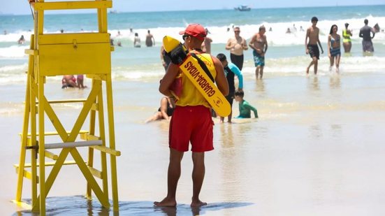 O feriado de Tiradentes trouxe movimento às praias, mas também um aumento nos casos de afogamento - Imagem: Divulgação