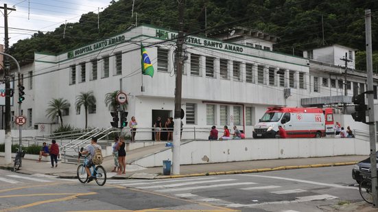 Policial foi levado ao hospital após ser atropelado por mulher que tentava atingir o companheiro em Guarujá - Foto: Divulgação/ Prefeitura de Guarujá