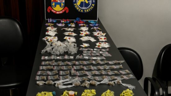 Denúncia anônima leva à prisão de homem com entorpecentes variados em Itanhaém, incluindo drogas sintéticas - Foto: Divulgação/ 29° BPMI