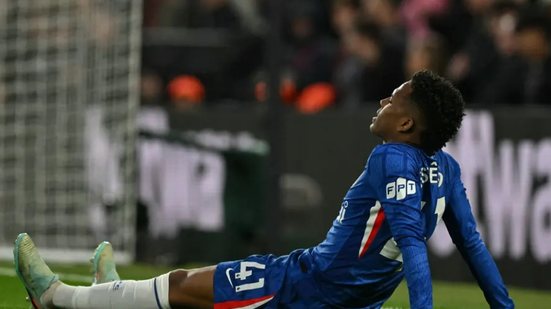 Atacante Estêvão, do Chelsea, sofre lesão muscular de grau 4 - Foto: Glyn Kirk/AFP