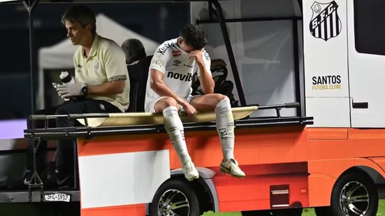 Gustavo Henrique, destaque do Santos, é substituído após sentir dores no adutor esquerdo - Foto: Jota Erre/AGIF
