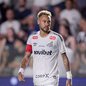Com apenas 30% de acerto nos dribles e 0,8 chute no gol por partida, Neymar enfrenta dificuldades em campo - Foto: Raul Baretta/ Santos FC