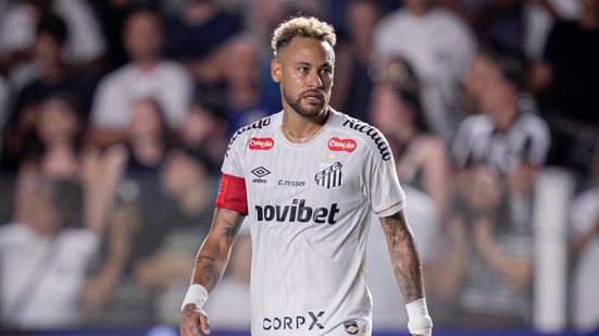 Com apenas 30% de acerto nos dribles e 0,8 chute no gol por partida, Neymar enfrenta dificuldades em campo - Foto: Raul Baretta/ Santos FC