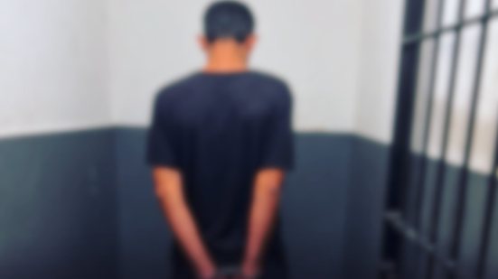 O homem foi encontrado após comportamento suspeito e tentativa de fuga em uma residência - Foto: Divulgação/ 29° BPMI