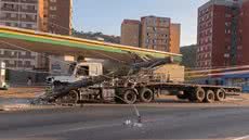 Caminhão derruba poste e interdita parcialmente a Avenida Martins Fontes, em Santos - Imagem: Reprodução