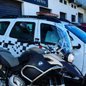 A abordagem da Polícia Militar em Itanhaém resultou na recuperação de uma BMW R1200 GS furtada e na prisão de um homem por adulteração - Foto: Divulgação/ 29° BPMI