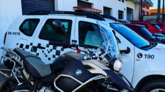 A abordagem da Polícia Militar em Itanhaém resultou na recuperação de uma BMW R1200 GS furtada e na prisão de um homem por adulteração - Foto: Divulgação/ 29° BPMI