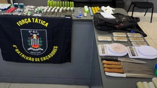 Durante operação na comunidade Pantanal, PM apreende drogas e equipamentos para refino de entorpecentes - Foto: Divulgação/ Polícia Militar