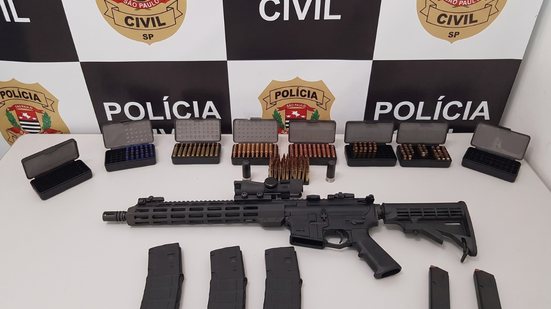 Investigação revela arsenal escondido em cofres, aumentando os riscos para a vítima de agressões físicas e ameaças - Foto: Divulgação/ Polícia Civil