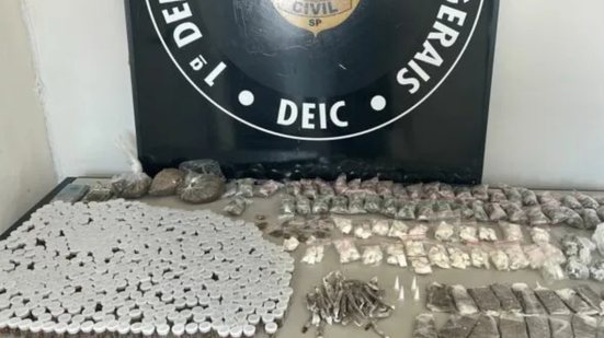 Jovem de 17 anos era responsável pela logística de distribuição de entorpecentes em um imóvel no bairro do Macuco - Foto: Divulgação/ Deic Guarujá