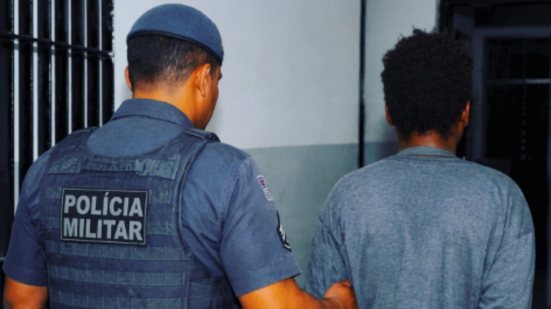 Mulher tentou se esconder ao avistar a viatura, mas foi interceptada antes de entrar em uma residência próxima - Foto: Divulgação/ 29° BPMI