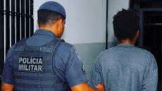 Mulher tentou se esconder ao avistar a viatura, mas foi interceptada antes de entrar em uma residência próxima - Foto: Divulgação/ 29° BPMI