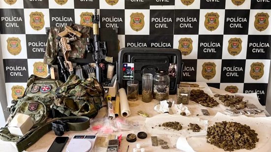 Agentes da Dise prenderam jovem que gerenciava vendas de entorpecentes por aplicativos de mensagens na cidade - Foto: Divulgação/ Polícia Civil